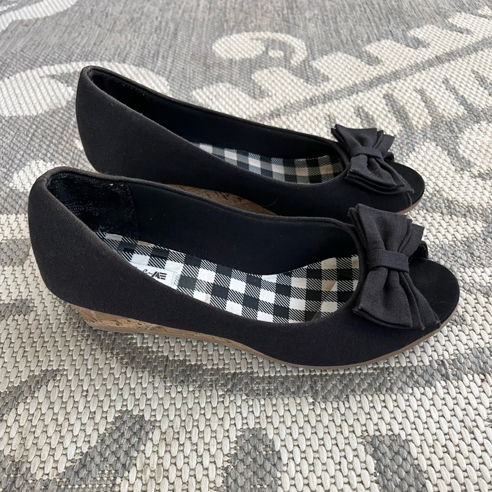 GIRL’S PEEP TOE WEDGE SHOES WITH BOW.  SIZE 3.5